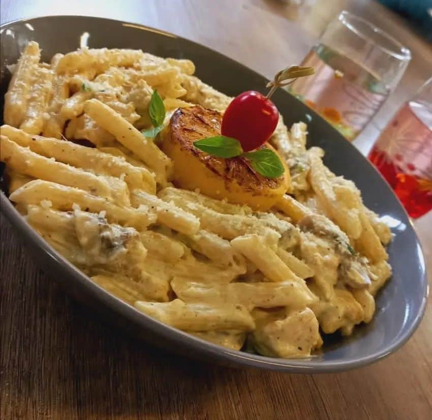 طرز تهیه پاستا پنه آلفردو با مرغ رستورانی