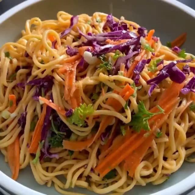 طرز تهیه سالاد نودل و سبزیجات بسیار مقوی و رژیمی